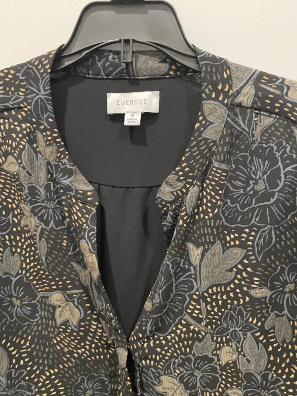 Evereve Black Patterned button front V-neck blouse or shirt - Size Medium - Picture 3 of 4